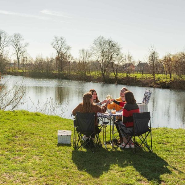Picknick opgezet en afgeruimd aan Maaigemdijk (mand to share telkens per 2 personen)